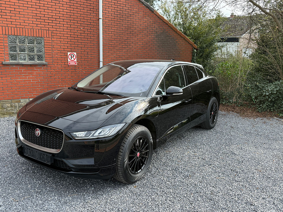 Schuin vooraanzicht van Jaguar I-PACE 400 EV S, ingevoerd vanuit Nederland via SoHo Automotive.