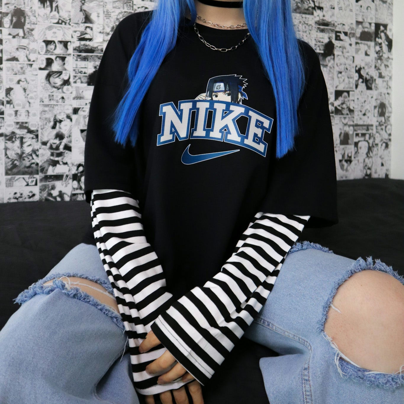 Sasuke Uchiha X Nike - Naruto (T-shirt con mangas de rayas) 