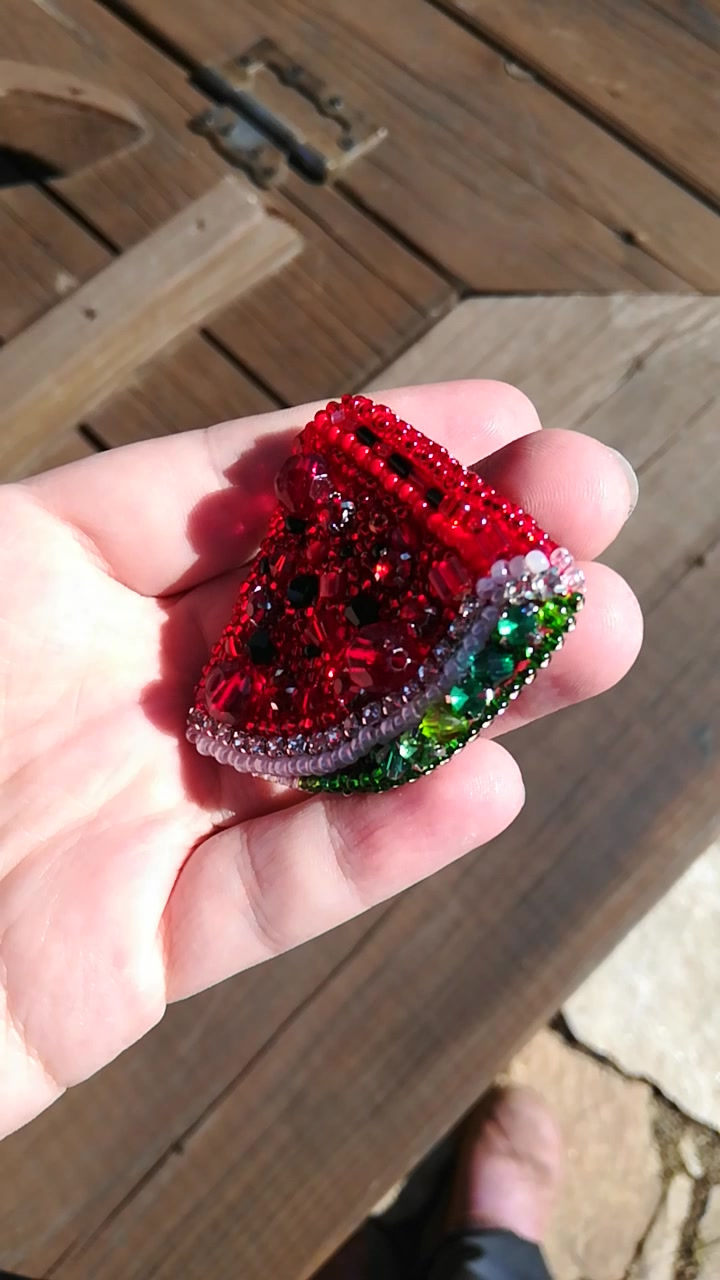 Thumbnail: Брошь "Долька арбуза"