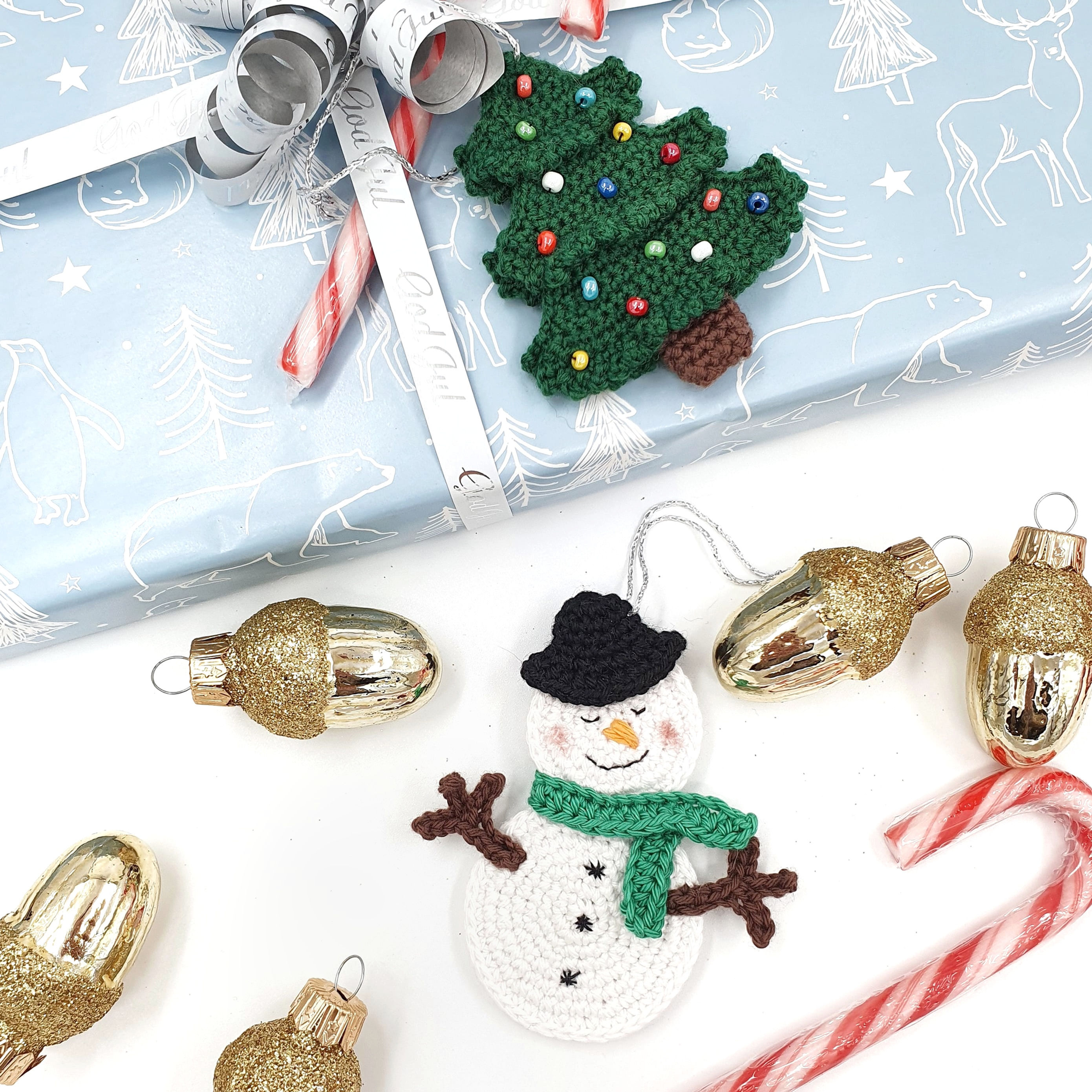 Hæklet julepynt. Ophæng. Julemand. Juletræ. Hækleopskrift af Linda ginnerup. Brug garnrester.