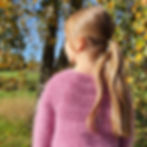 Hæklet børnetrøje. Hækleopskrift af Linda Ginnerup. Vinca trøjen