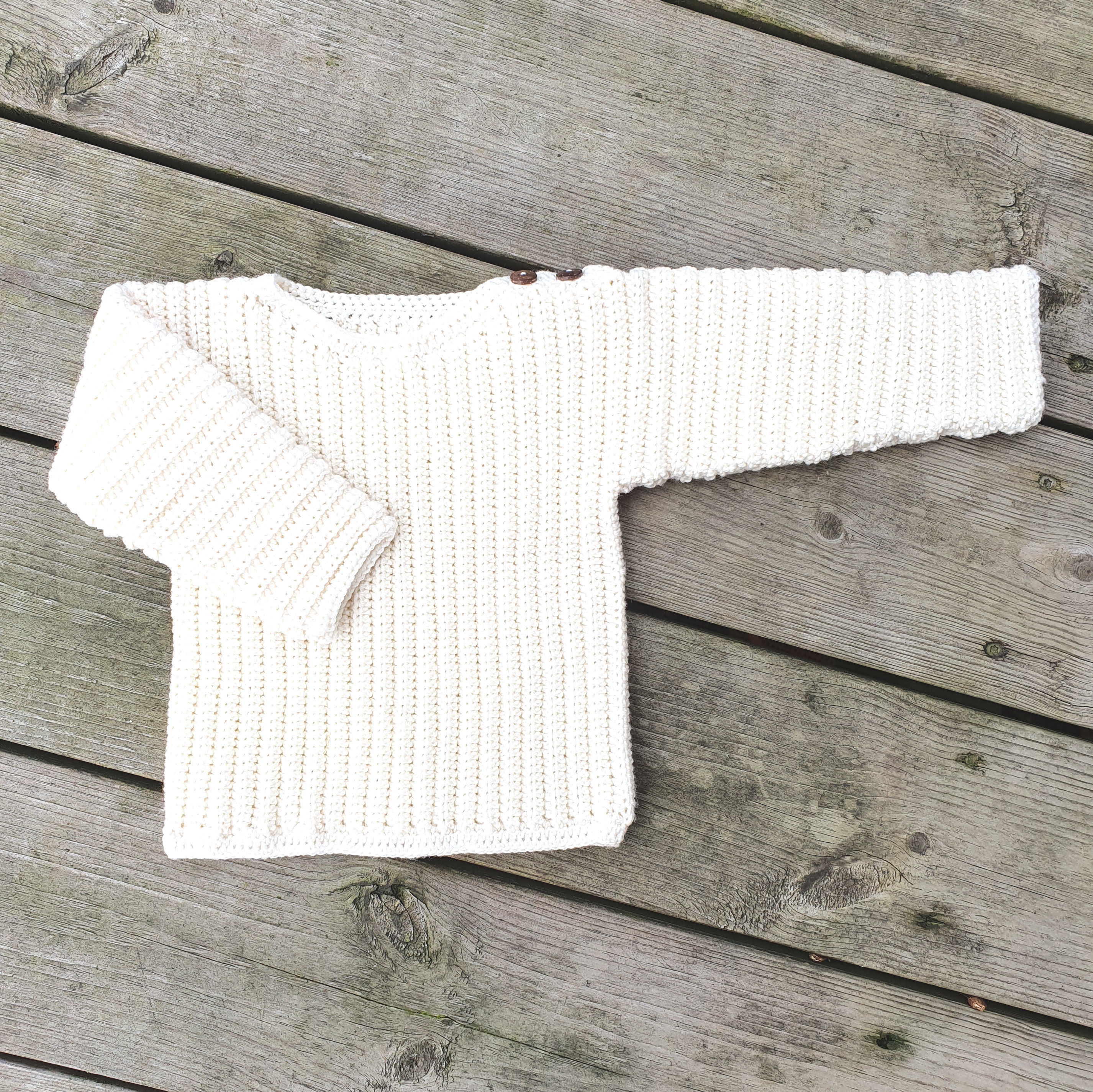 Nærbillede af det færdige resultat af Rib-Rap trøjen, hæklet med min eksklusive hækleopskrift.