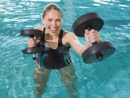 Aqua-Fitness-Kurse starten im Hallenbad.