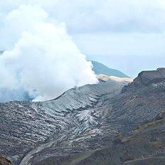 新緑の阿蘇国立公園ミヤマキリシマ初心者向け九州遠征登山ツアー団体旅行会社女子旅ガイド
