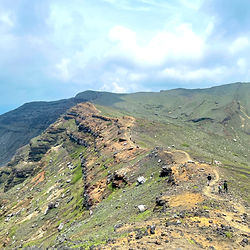 九州遠征新緑の阿蘇国立公園ミヤマキリシマ初心者向け登山ツアー団体旅行会社女子旅ガイド