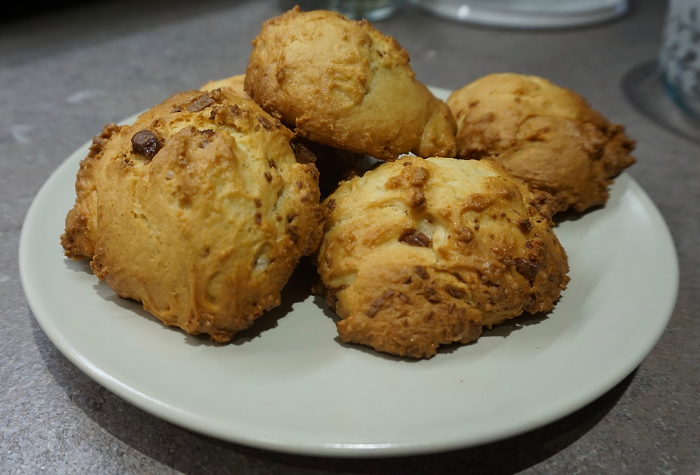 Cheesecake cookies with chocolate pieces