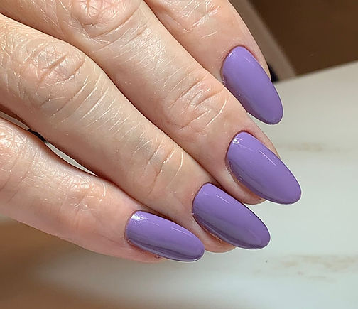 Aplicação de alongamento de unhas com fibra de vidro na Bebelle Nail Spa, proporcionando unhas longas, fortes e naturais em Pinheiros
