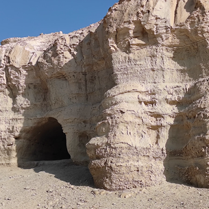 מערות הנזירים בדרום ים המלח