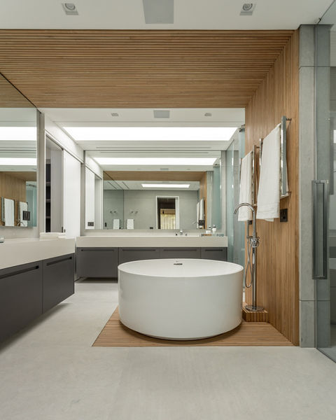 piękna łazienka z dużym lustrem i wanną