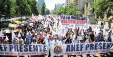 Paro del sector público entra en fase crítica y empresas alertan por mermas en cargas