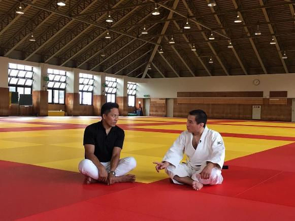Con su maestro Shinji HOSOKAWA en el Dojo de la Universidad TENRI.