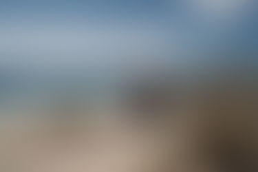 Julia C Woellner sitzt im Yoga Sitz in den Sylter Dünen und atmet bewusst