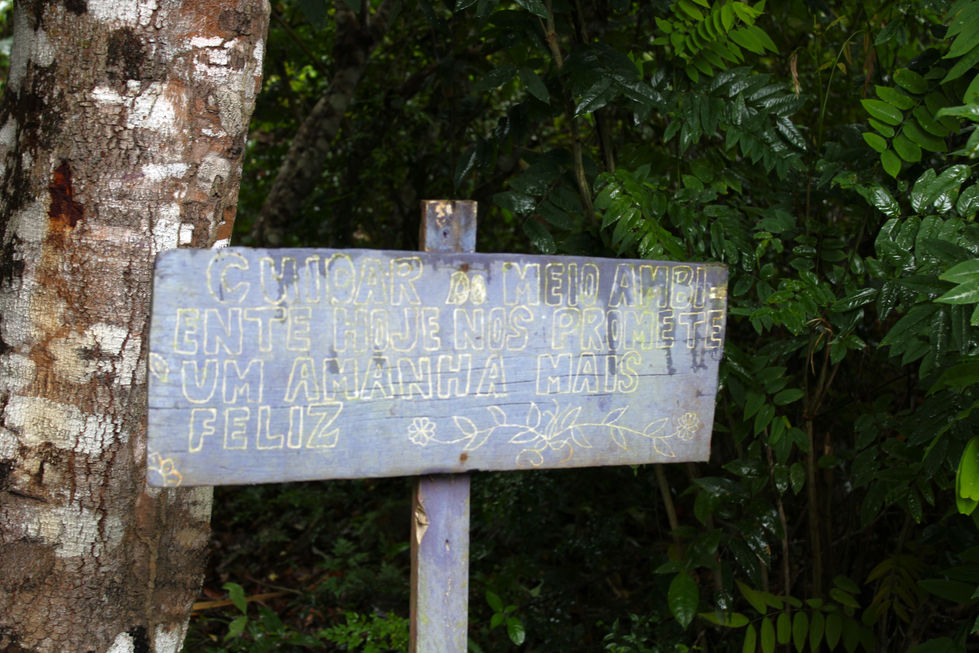 Placa de educação ambiental na trilha