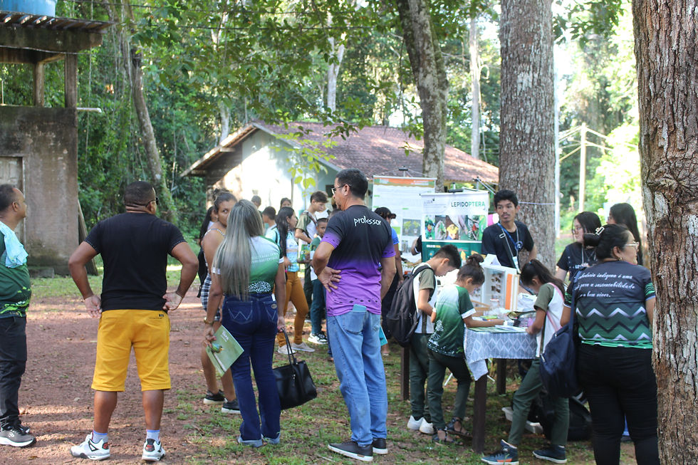Alunos, pais e professores durante a exposição na Floresta Nacional do Tapajós. Foto por: Isa Kögler, 2025.