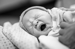 baby geeuwt vlak na de geboorte in het ziekenhuis