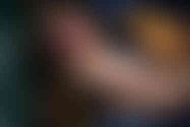 Detailbeeld van huilende baby op het OK met vernix