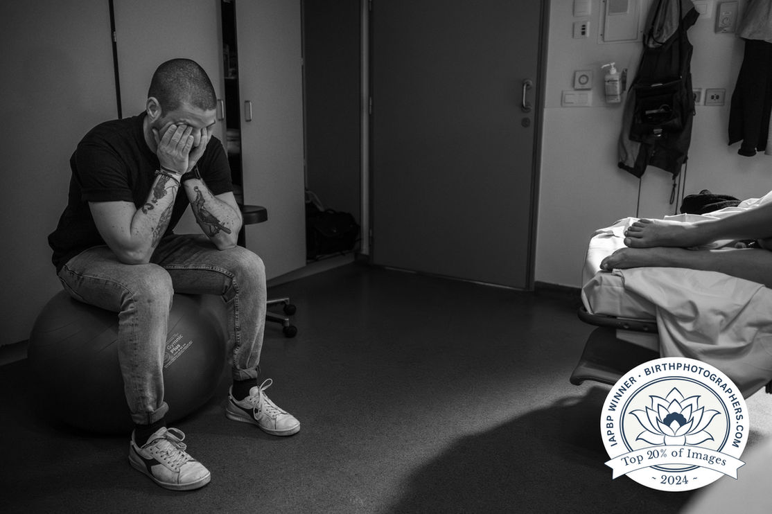 Award winnend beeld van man met handen voor ogen terwijl hij op bal zit