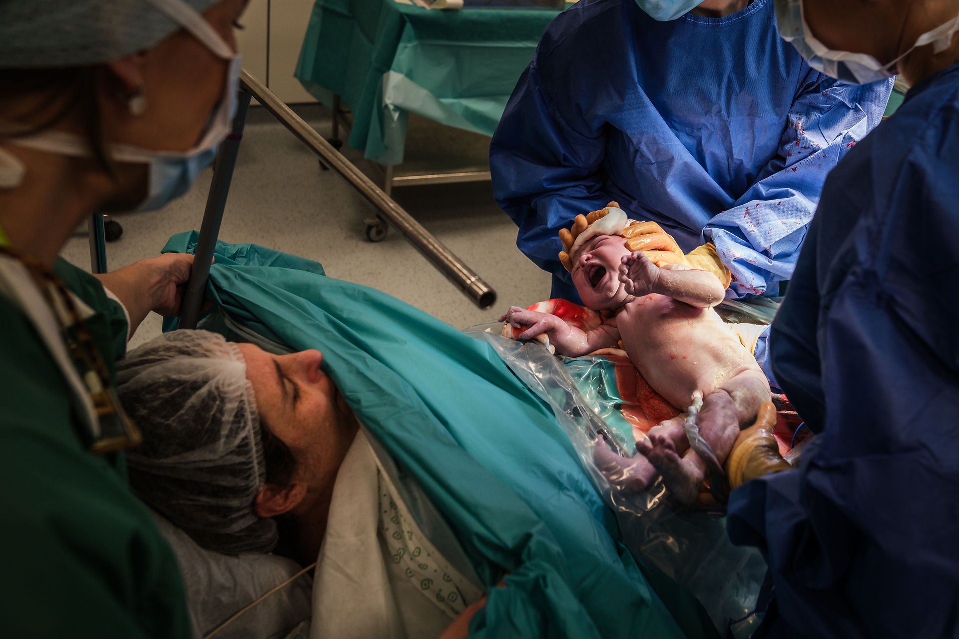 De baby wordt op de buik van mama gelegd en drooggewreven. 