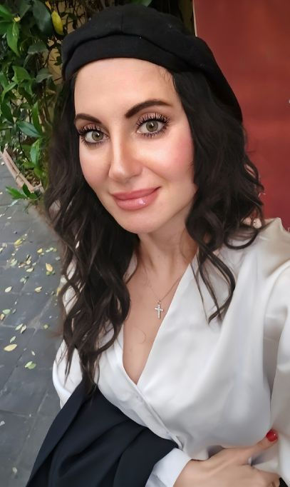 Michela Fabeni — Italian Contemporary Artist and creator of the Smussato Technique | Bas-reliefs: Matter, Gesture and Light