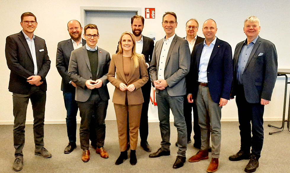 Gemeinsames Gespräch mit Landtagsabgeordnetem Andreas Hein sowie Staatssekretärinnen und Staatssekretären bei den Heider Stadtwerken