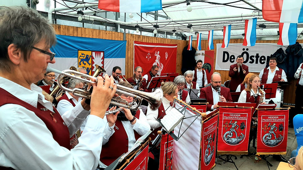 Die Heider Musikfreunde musizieren beim Schmückerfest im Blumenhaus Wittmaack mit Blasinstrumenten