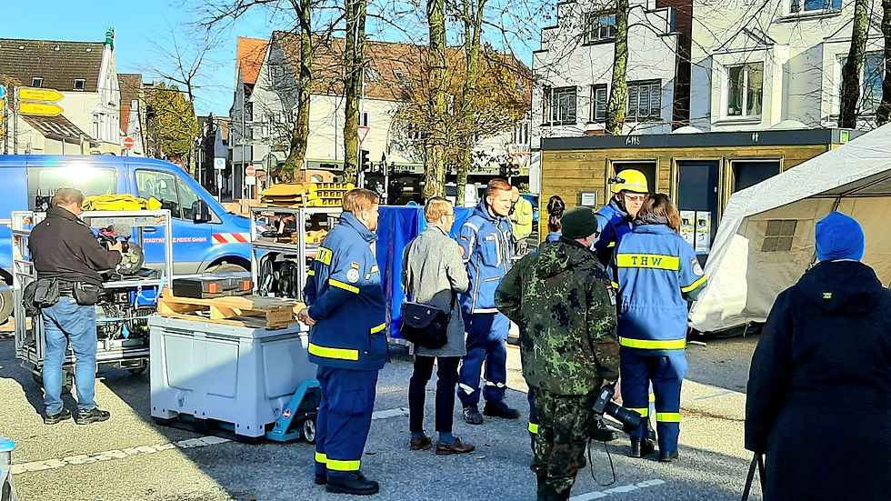 Übungsszenario Stromausfall auf dem Heider Marktplatz mit Beteiligung der Feuerwehr Heide und weiterer Hilfsorganisationen