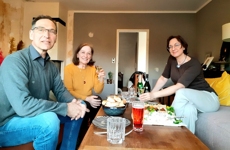Oliver Schmidt-Gutzat sitzt mit seiner Schwester und seiner Mutter an einem Tisch im Wohnzimmer bei einer Geburtstagsfeier