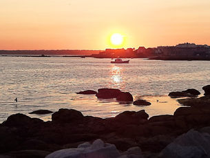 Kleine Bucht in Le Cabellou bei Concarneau in der Bretagne mit Meer, Felsen und ruhiger Küstenlandschaft.