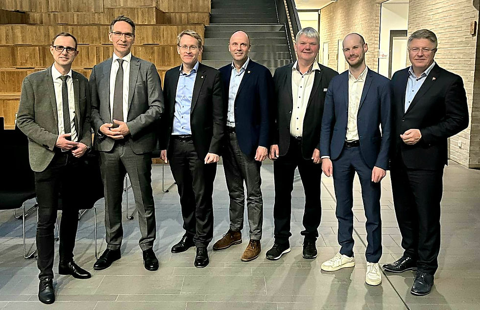 Gruppenfoto mit Dirk Schrödter, Oliver Schmidt-Gutzat, Daniel Günther, Andreas Hein, Dirk Burmeister, Nicolas Steinbacher und Stefan Mohrdieck