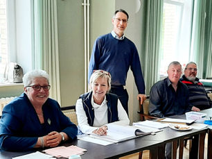 Oliver Schmidt-Gutzat und Sven Borchers mit Wahlhelferinnen und Wahlhelfern im Wahllokal beim DRK in der Hamburger Straße in Heide