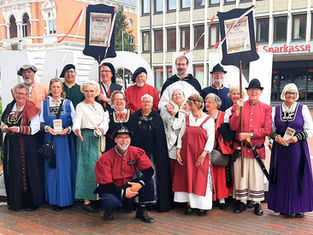 Oliver Schmidt-Gutzat mit Ehrenamtlichen der Volkstanz-Trachtengruppe und Hochzeitsbegleiterinnen bei der letzten Werbetour für den Heider Marktfrieden.