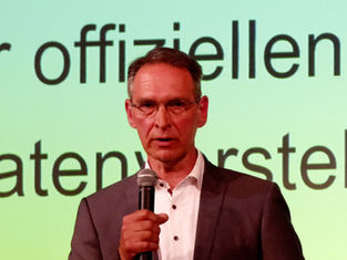 Oliver Schmidt-Gutzat spricht bei der Vorstellung der Bewerber für das Amt des Bürgermeisters im Stadttheater Heide