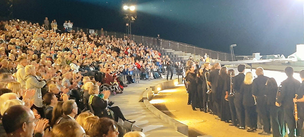 Premiere der neuen Freilichtbuehne im Eutiner Schlosspark mit zahlreichem Publikum bei der Auffuehrung des Freischuetz.