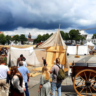 Historisches Schauspiel auf der Wandelbühne beim Heider Marktfrieden, vor Publikum mit Kindern.