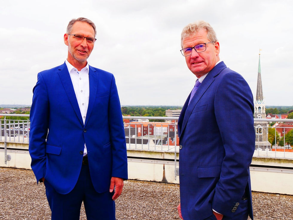 Treffen von Bürgermeister Oliver Schmidt-Gutzat mit Dr. Bernd Buchholz auf dem Dach des Heider Rathauses.