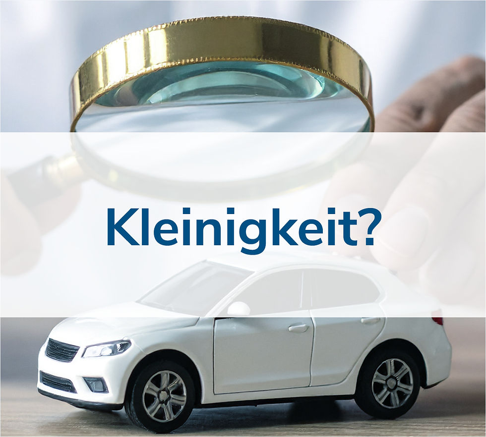 Nahaufnahme einer Lupe über einem weißen Modellauto, die einen möglichen kleinen Unfallschaden symbolisiert.