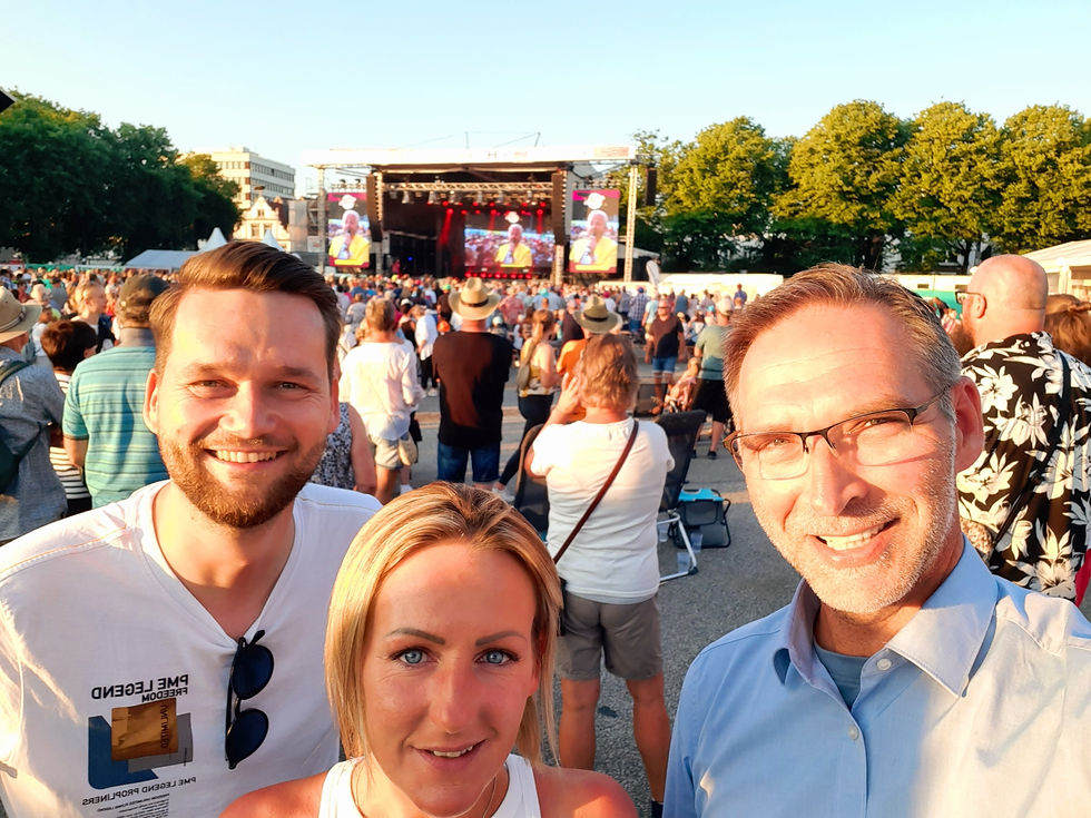 Michael Schittek, Sarah Wulf und Oliver Schmidt-Gutzat beim 2. Heider Schlagermarathon auf dem Marktplatz in Heide.