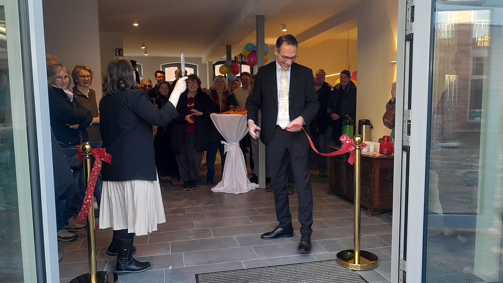 Oliver Schmidt-Gutzat durchschneidet das Band zur offiziellen Eröffnung des Prien-Hauses am rückwärtigen Eingang der Museumsinsel Heide.