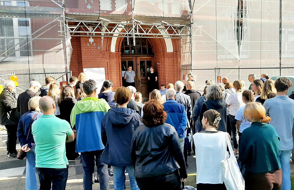 Gedenkveranstaltung zur Verlegung der Stolperschwelle am Werner-Heisenberg-Gymnasium in Heide mit zahlreichen Teilnehmerinnen und Teilnehmern.