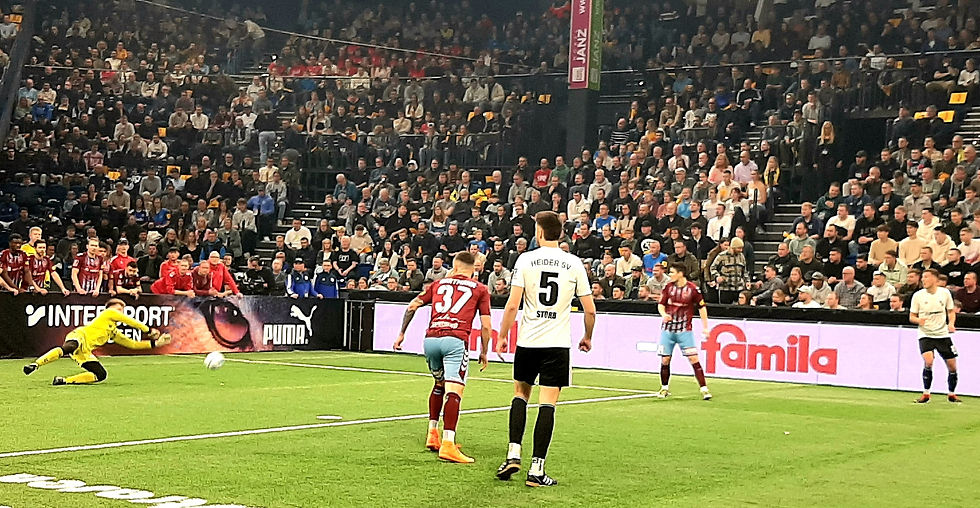 Spielszene beim Hallenmasters in der Kieler Ostseehalle: Spieler des Heider SV und Gegner im Einsatz auf dem Spielfeld, große Zuschauermenge im Hintergrund.