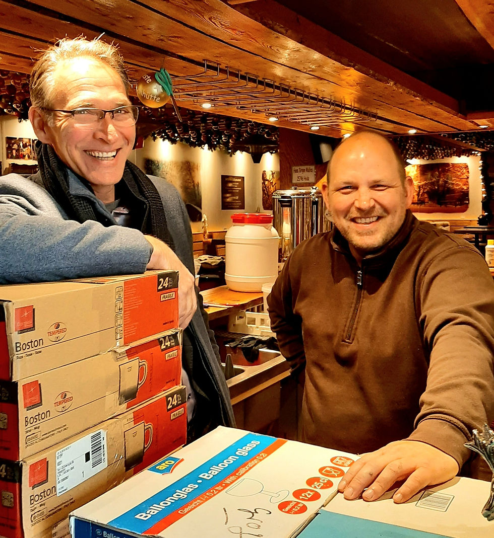Oliver Schmidt-Gutzat besucht Hans Jürgen Wulfes jun. in dessen Glühweinhütte während des Aufbaus der Heider Winterwelt