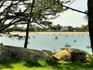 Malerische Bucht mit Sandstrand und Booten im Urlaubsort Le Cabellou bei Concarneau in der Bretagne.