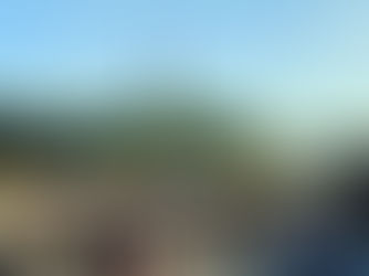 Staende und Besucher auf dem Heider Marktfrieden auf dem Marktplatz, im Hintergrund der Kirchturm von St. Jürgen.