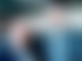 Michael Stumm und Oliver Schmidt-Gutzat beim Jahresempfang des Landeskommandos der Bundeswehr in Kiel in einem Empfangssaal mit weiteren Gästen im Hintergrund