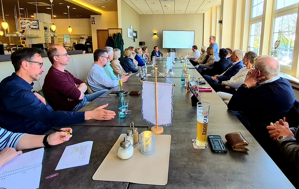 Teilnehmer sitzen an einem langen Tisch bei der Mitgliederversammlung des Wirtschafts- und Gewerbevereins