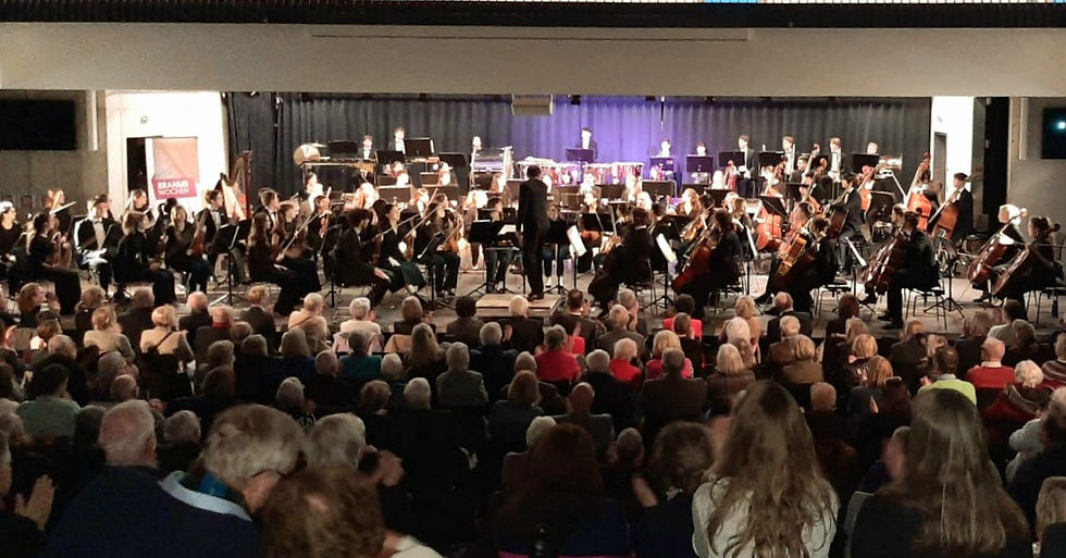 Blick ins gut besuchte BBZ bei der Aufführung des NDR-Jugendsinfonieorchesters, voll besetzter Saal mit großer Orchesterbesetzung auf der Bühne.