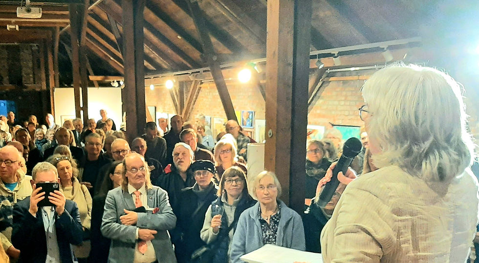 Ina Berg eröffnet die Ausstellung des Künstlerkollektivs WestArt auf der Museumsinsel vor zahlreichen Gästen