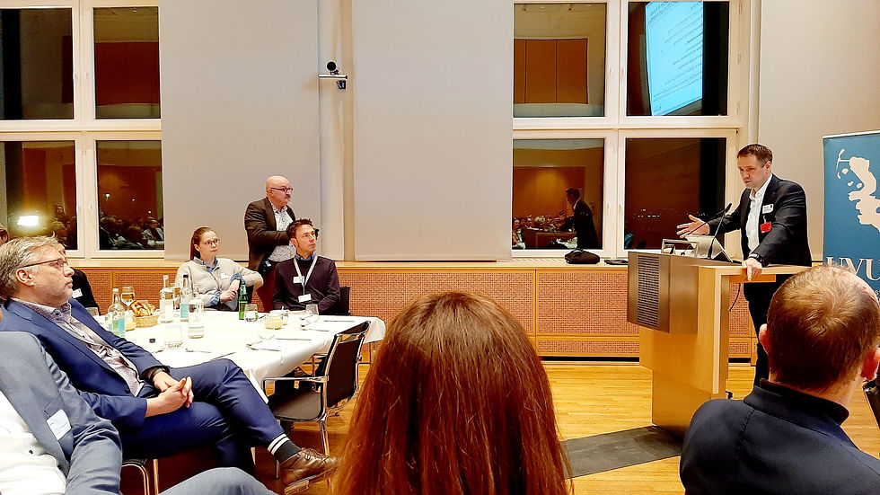 Teilnehmende beim Parlamentarischen Abend am 27. Februar in Kiel, Vertreterinnen und Vertreter aus Dithmarschen bei einem Vortrag zur wirtschaftlichen Entwicklung.