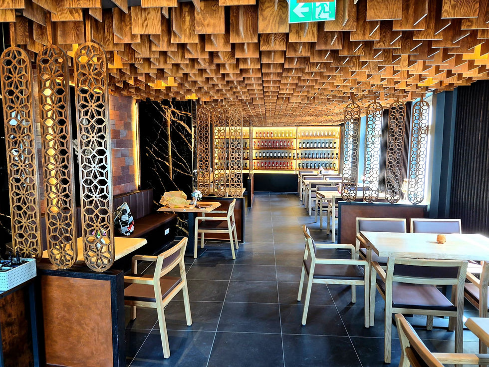 Blick in den Gastraum im ersten Stockwerk des Restaurants To Gao mit Tischen, Stühlen und Holzdecke