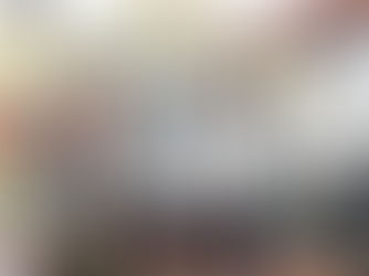 Mehrere Personen stehen auf dem Platz vor dem Alten Pastorat in Heide und beobachten das feierliche Aufstellen des mit Tannengrün geschmückten Eggensymbols der Süderegge. Darüber ein großer Spruchbogen mit plattdeutscher Inschrift.